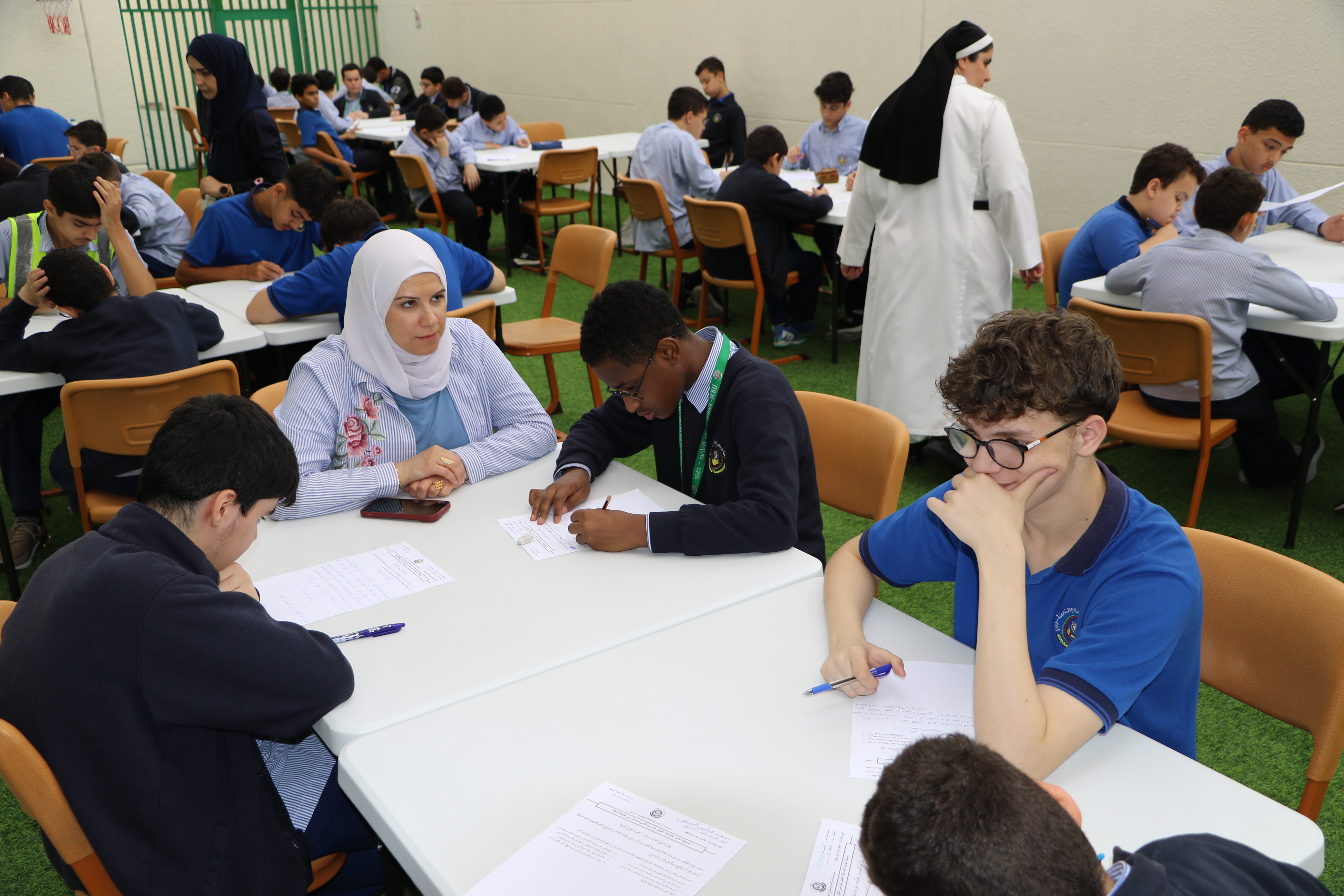 نوافذ على اللغة العربية