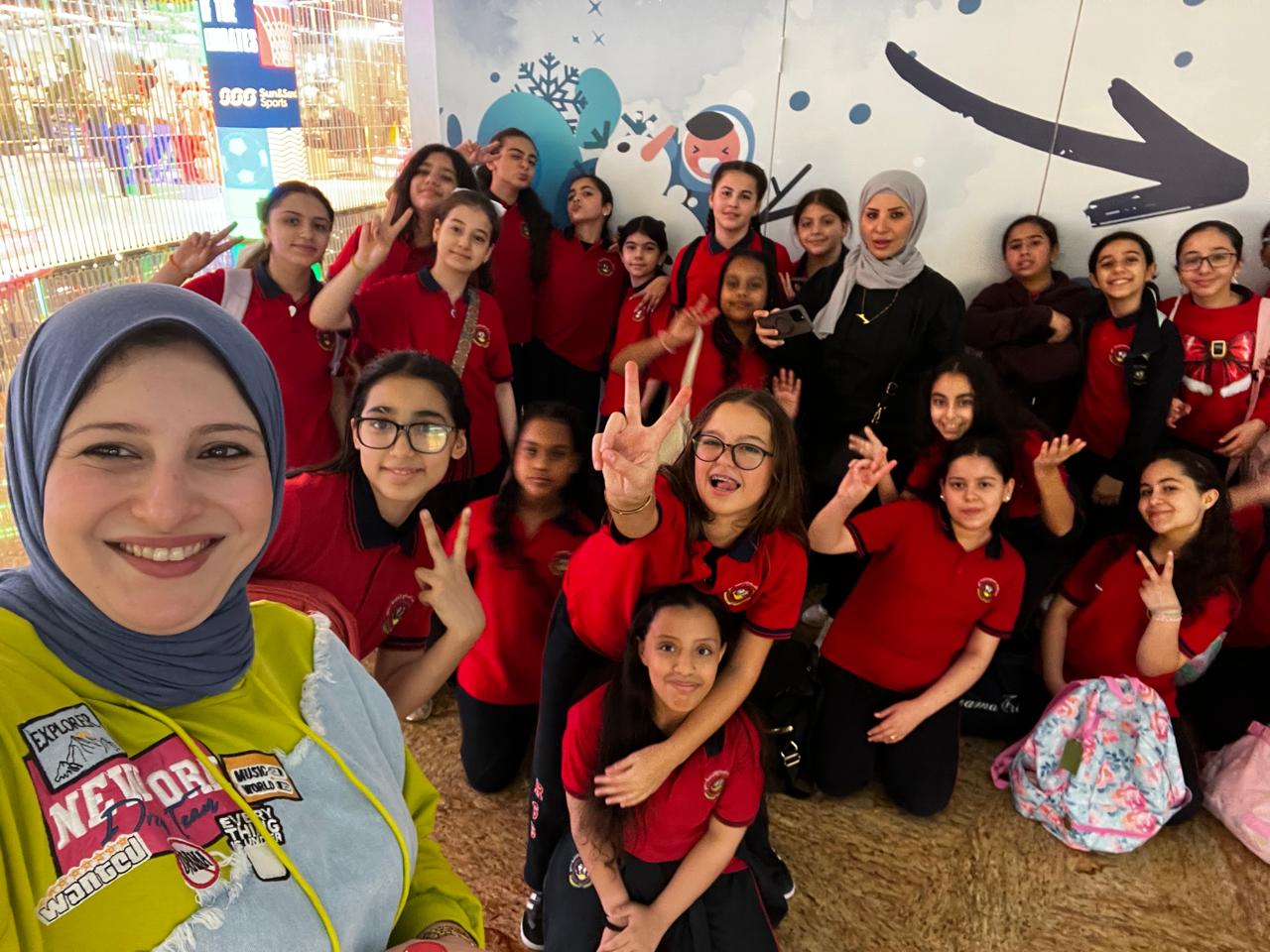 رحلة ترفيهية لطالبات الصف السادس إلى (Ski Dubai) - بنات في مول الأمارات