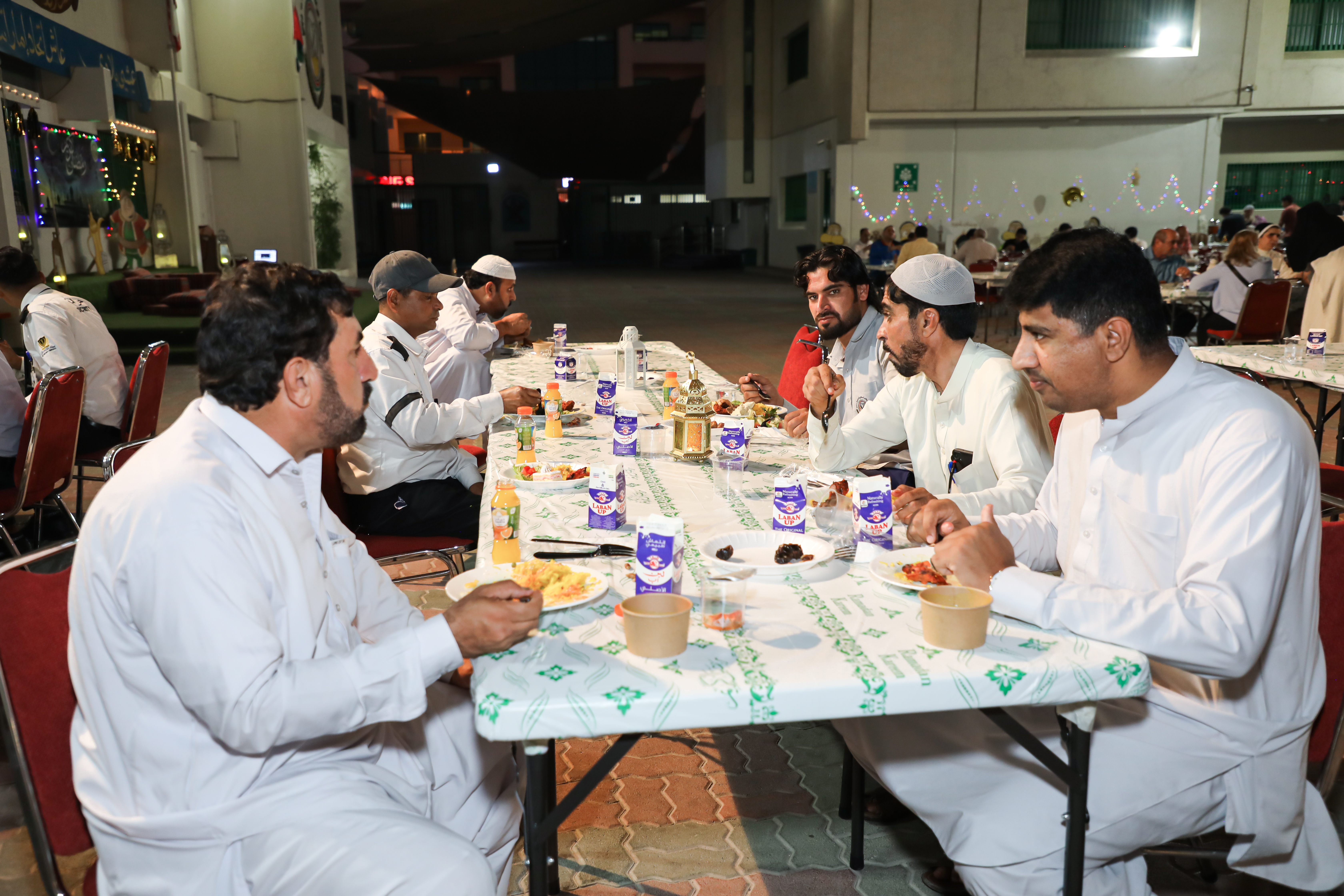 افطار رمضان لطلاب الصف الثاني عشر- بنين  مع المعلمين
