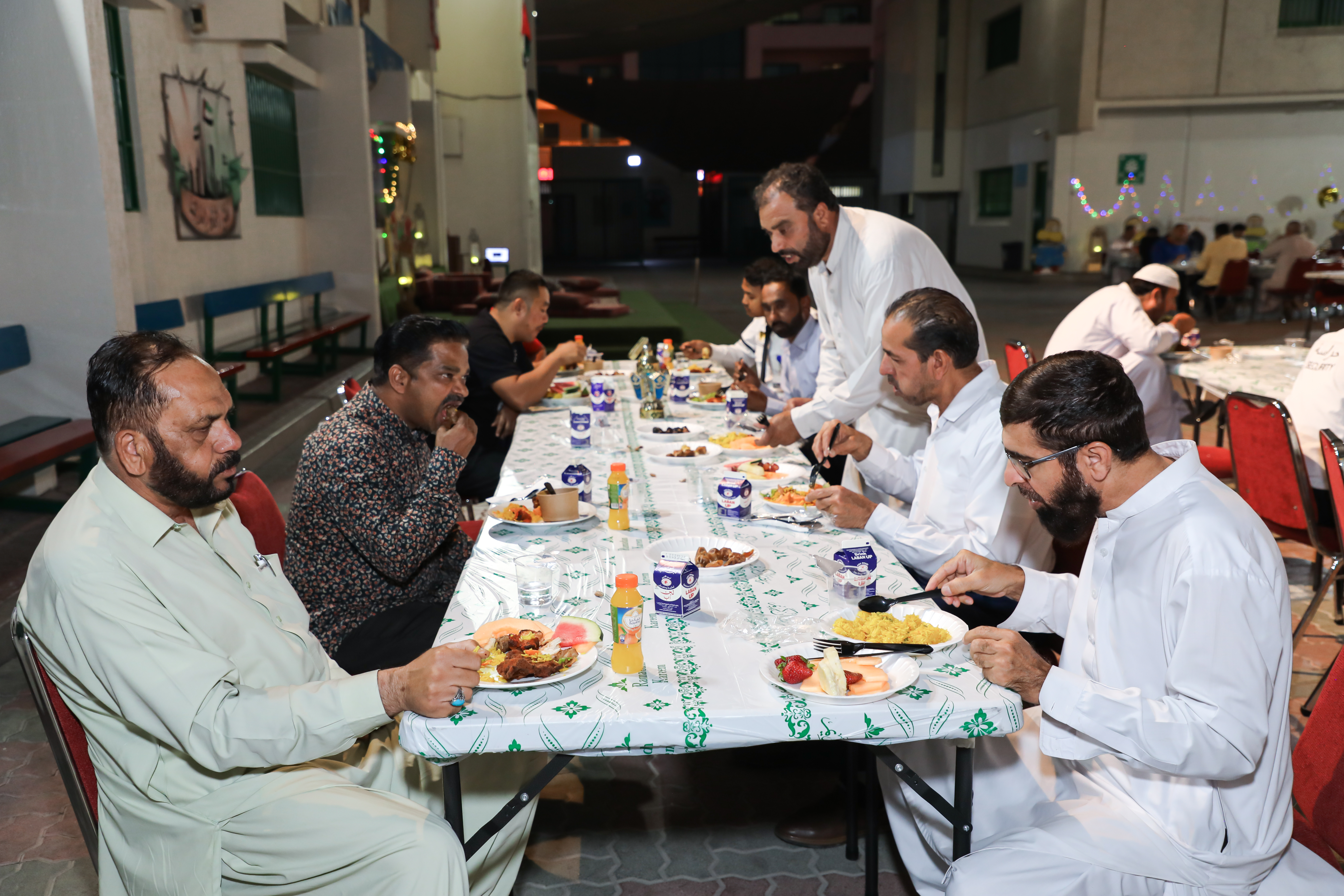 افطار رمضان لطلاب الصف الثاني عشر- بنين  مع المعلمين
