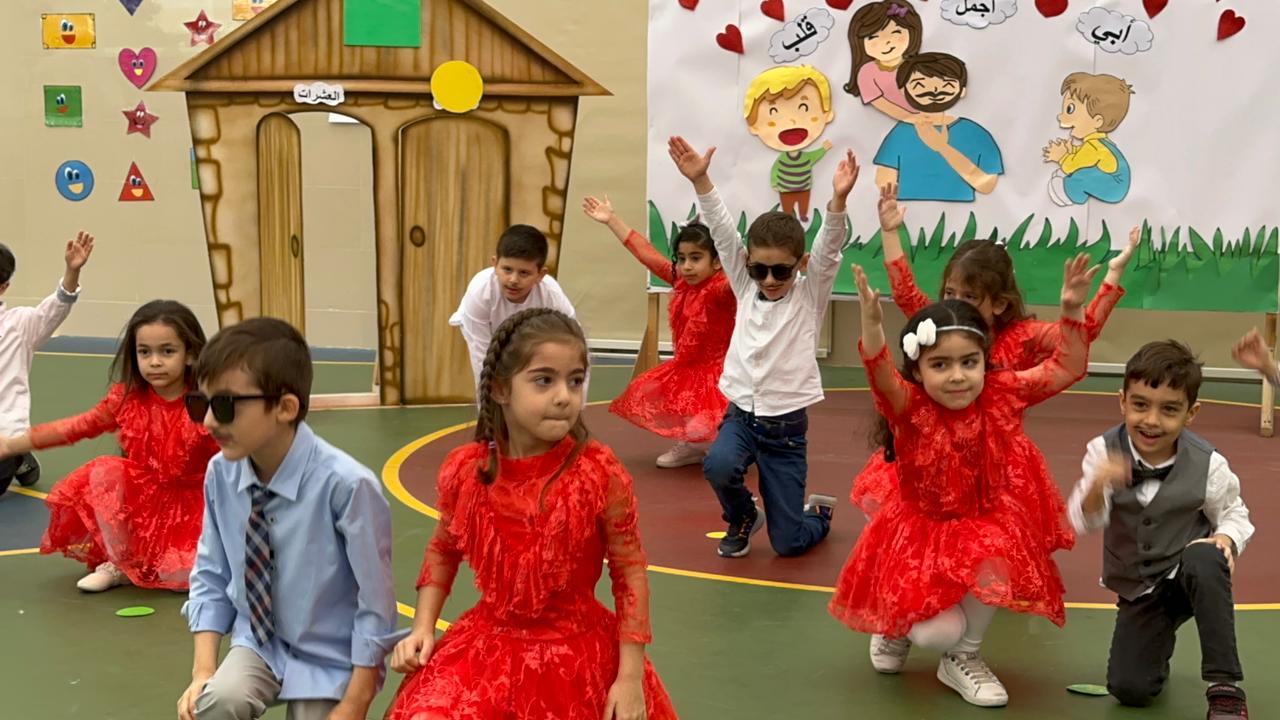 اذاعة مدرسية  للروضة الثانية  (و )  بعنوان 