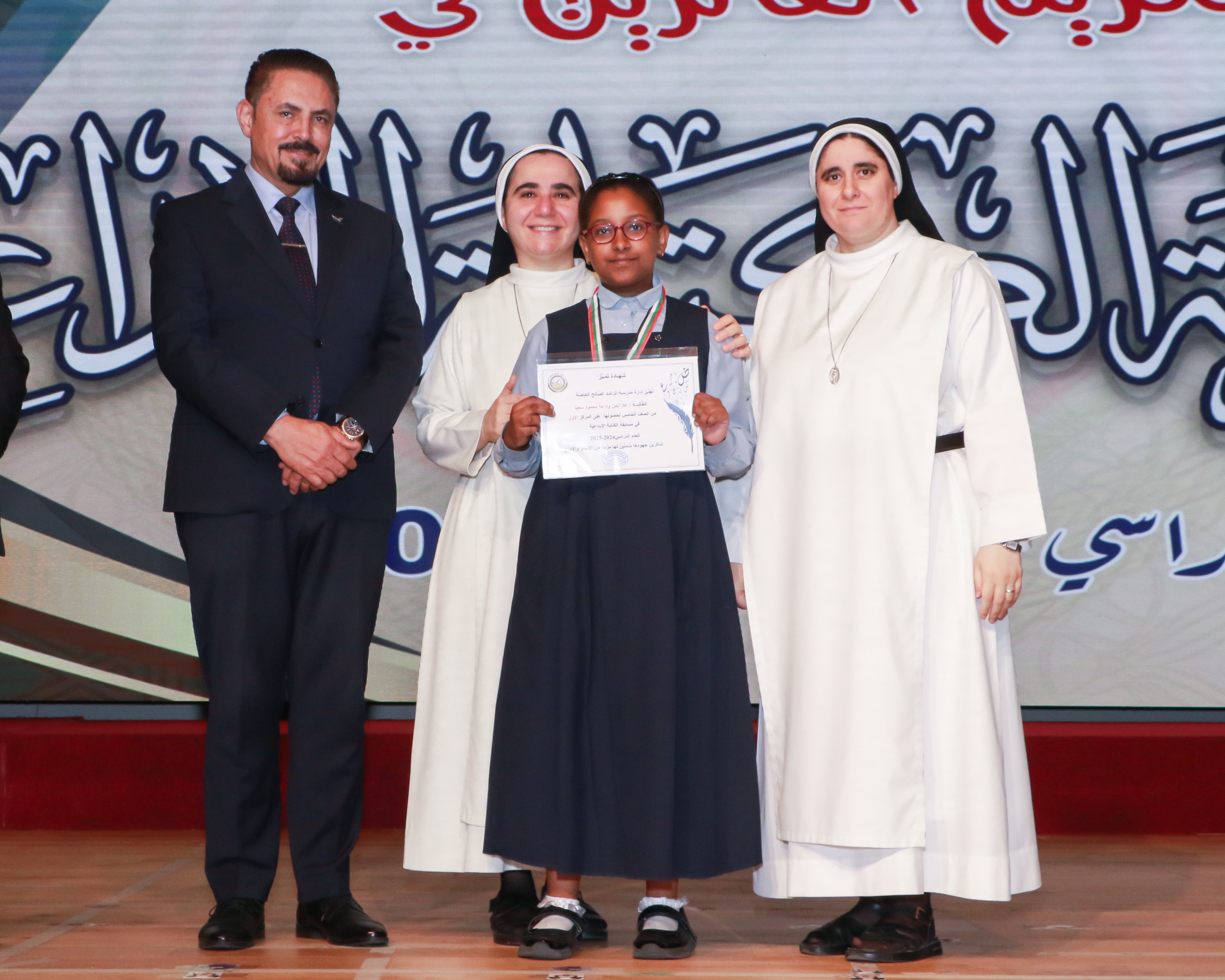 الطلاب الفائزين في مسابقة الكتابة الإبداعية