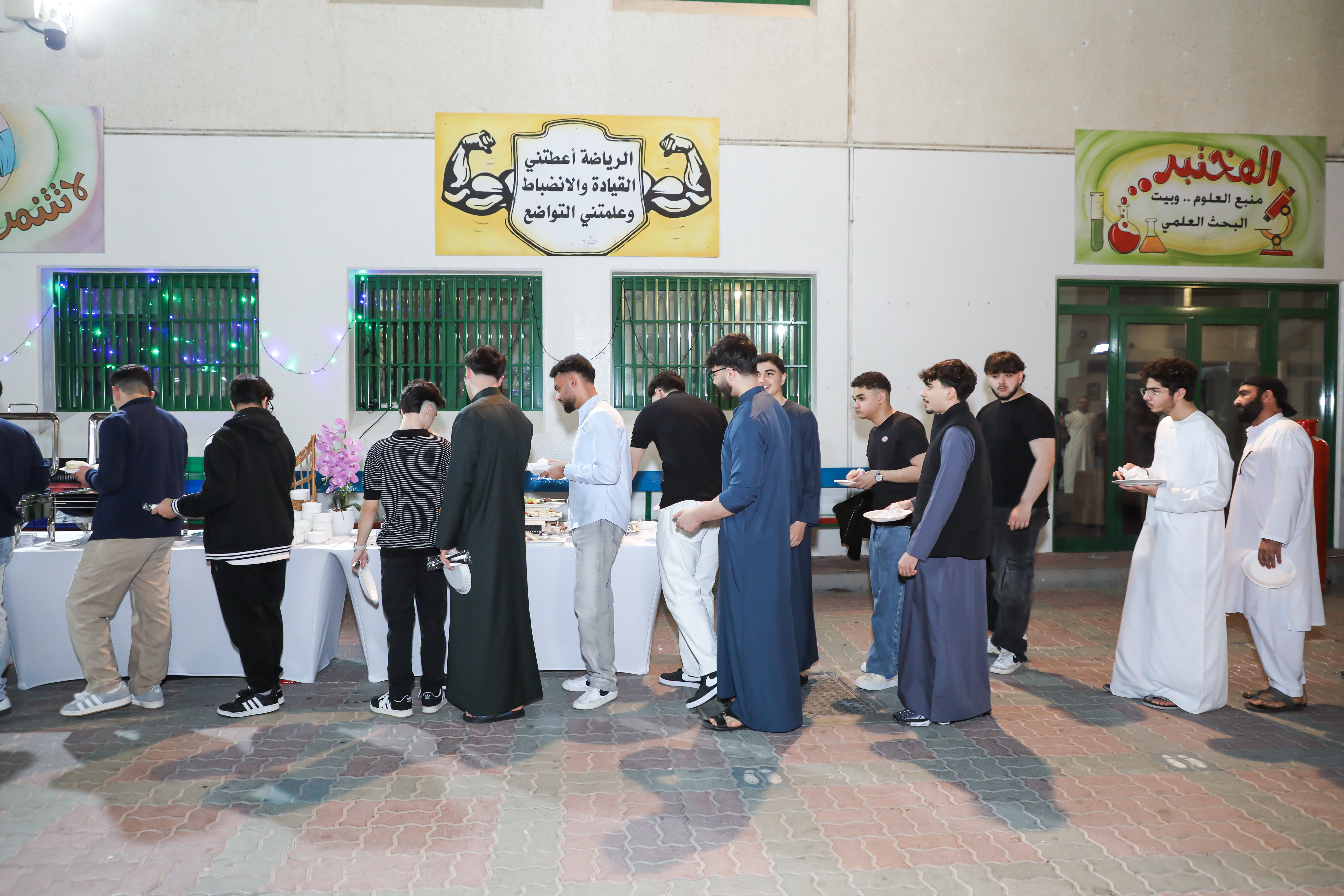افطار رمضان لطلاب الصف الثاني عشر- بنين  مع المعلمين