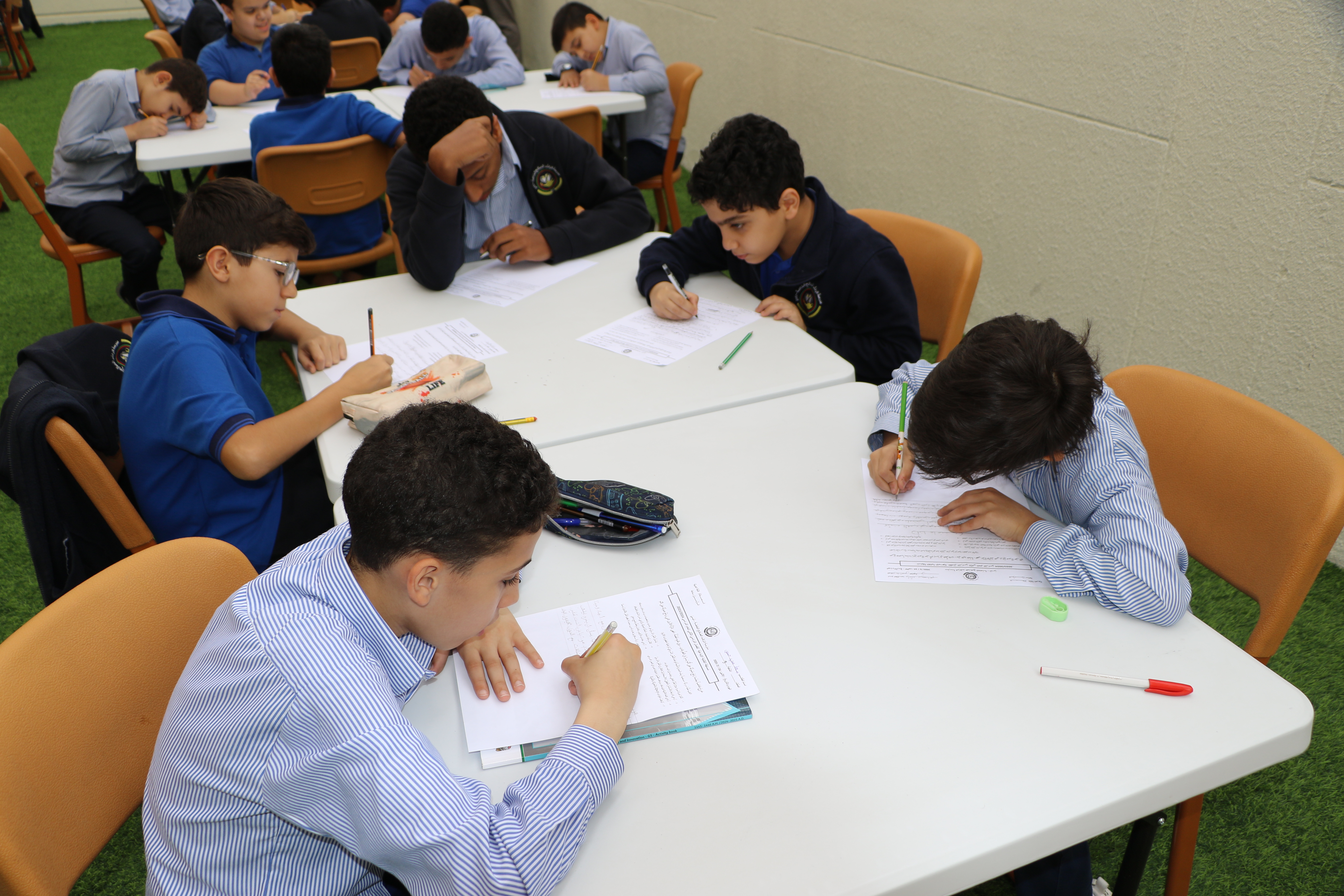 نوافذ على اللغة العربية