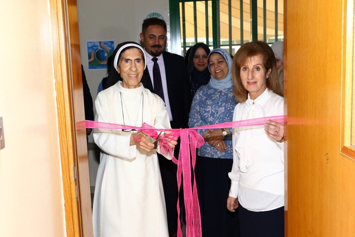 افتتاح مختبر الأحياء