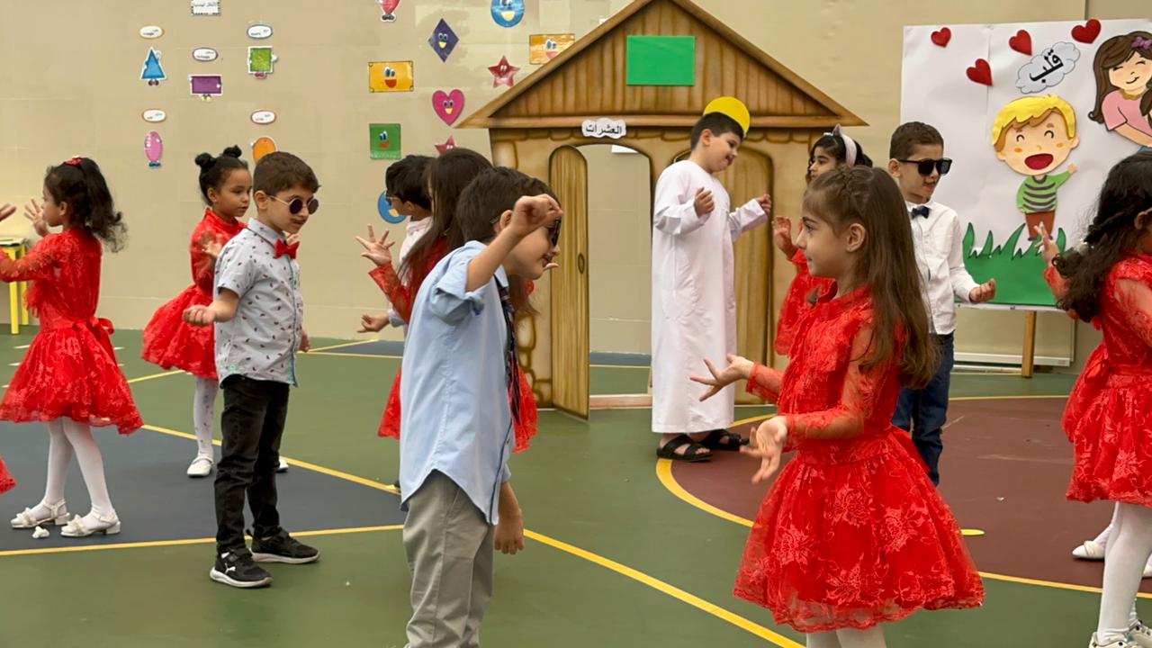 اذاعة مدرسية  للروضة الثانية  (و )  بعنوان 