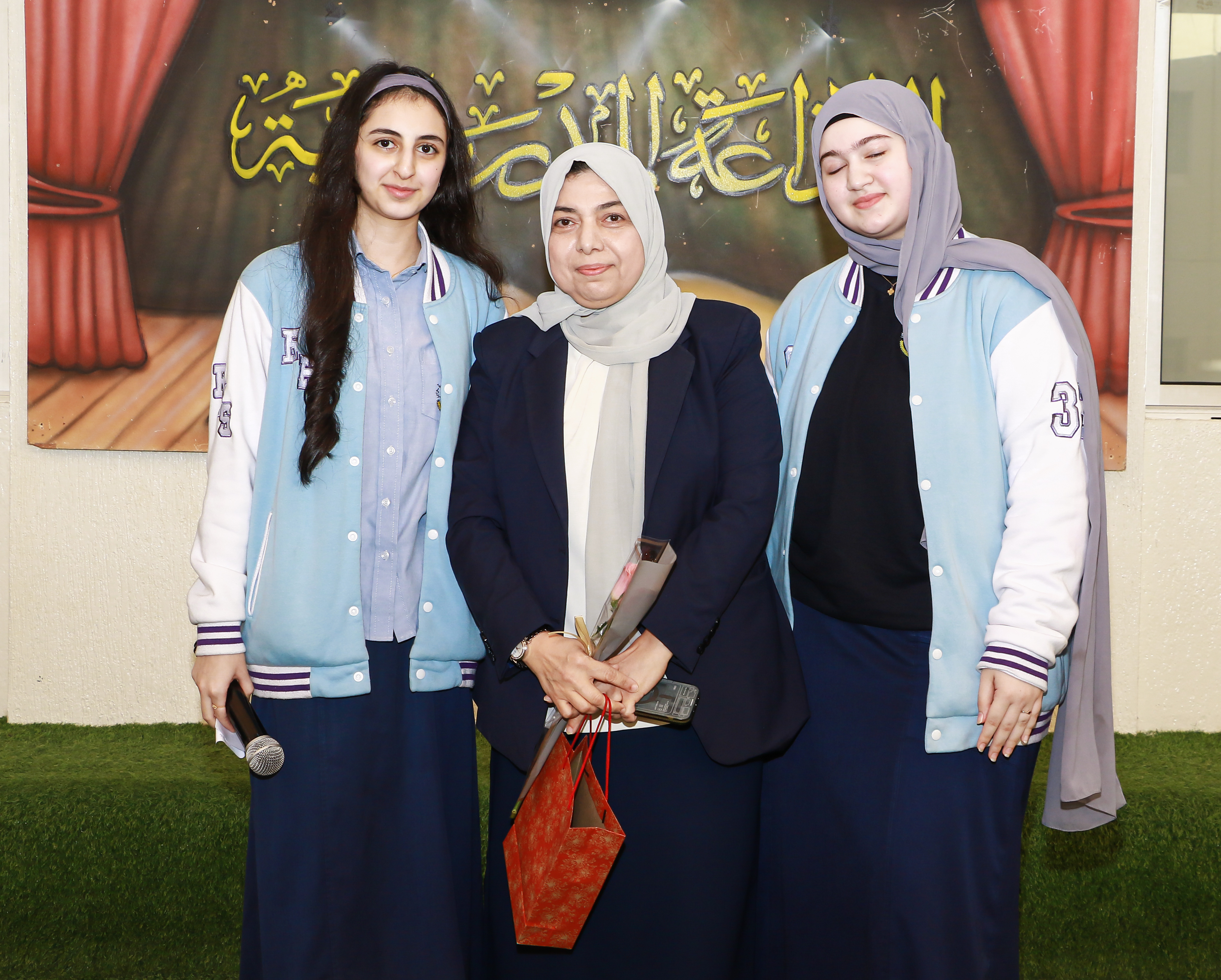 تكريم معلمين ومعلمات الصف الثاني عشر