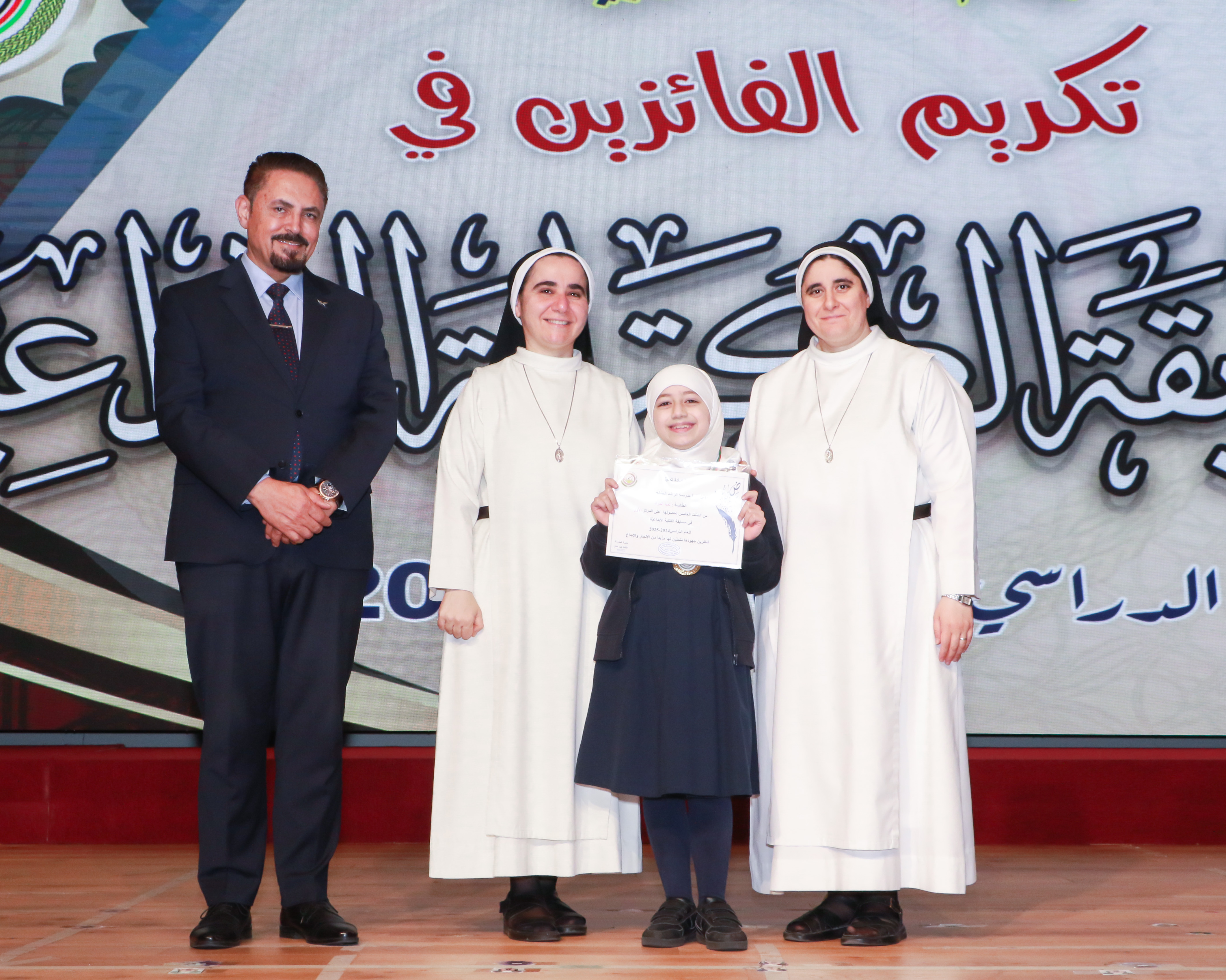 الطلاب الفائزين في مسابقة الكتابة الإبداعية
