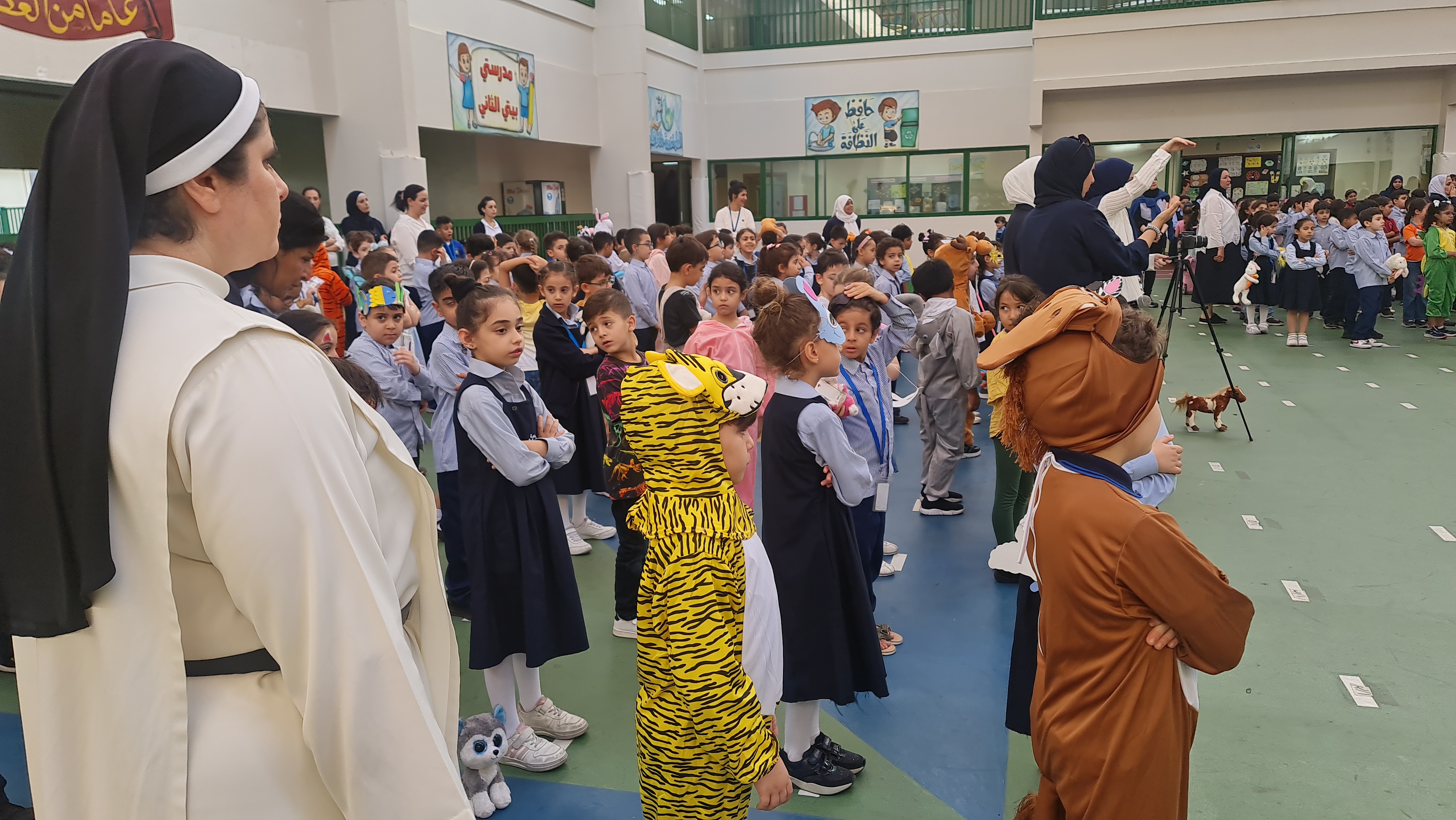 اذاعة  مدرسية ( عالم الحيوان )