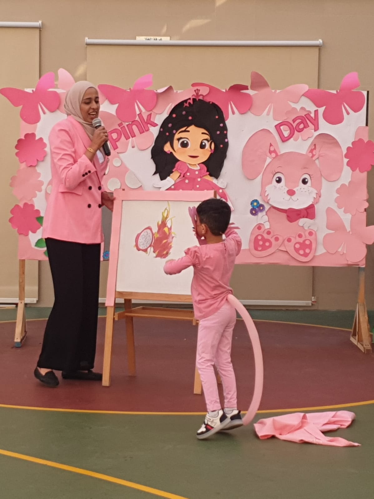 اذاعة مدرسية بعنوان اللون الوردي