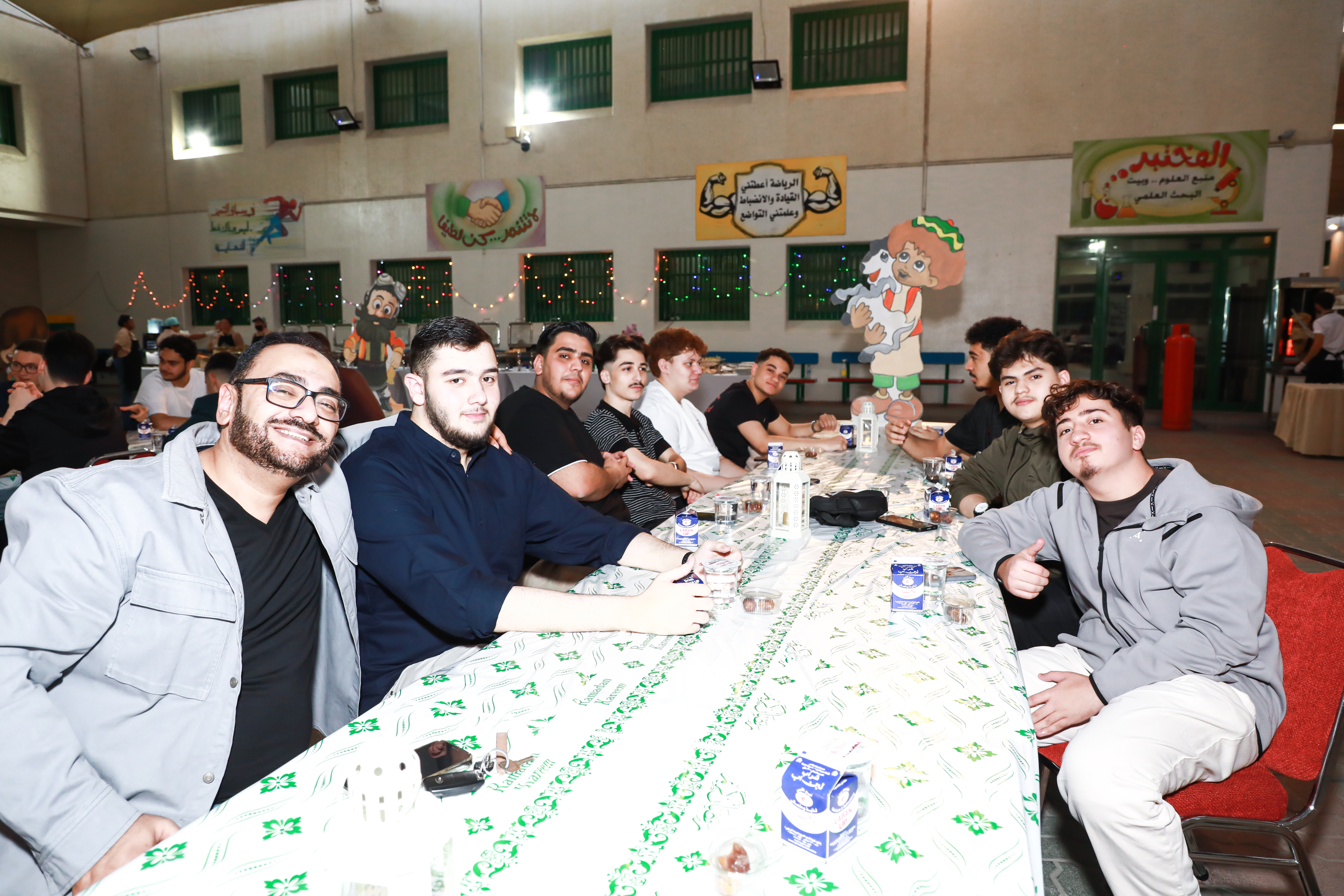افطار رمضان لطلاب الصف الثاني عشر- بنين  مع المعلمين