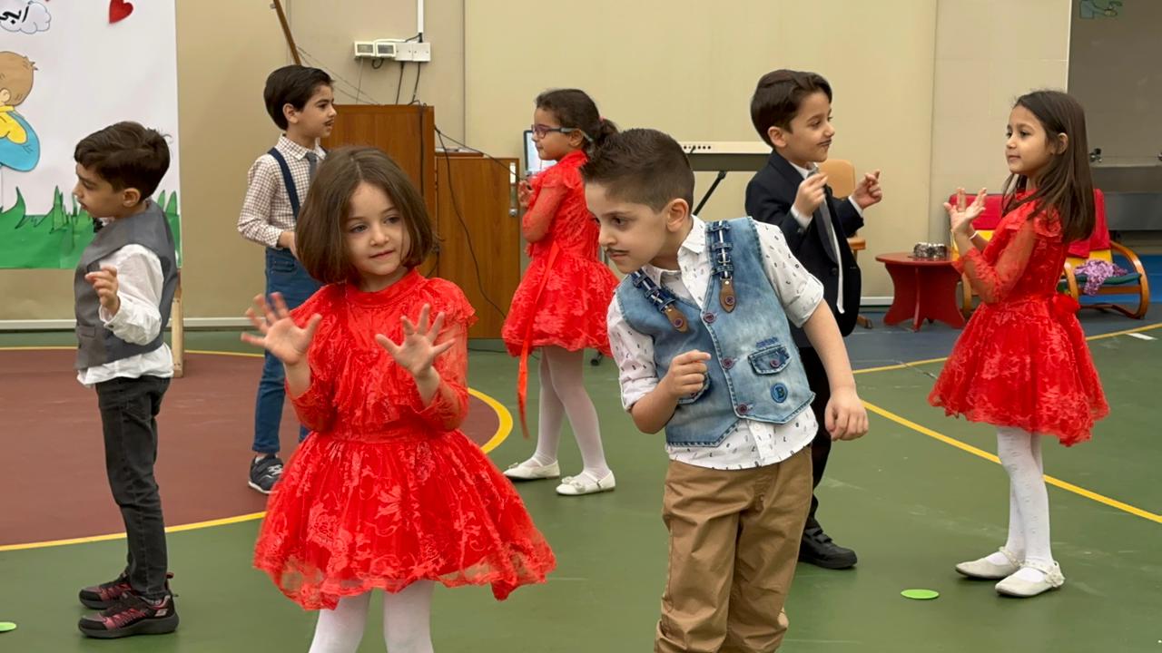 اذاعة مدرسية  للروضة الثانية  (و )  بعنوان 