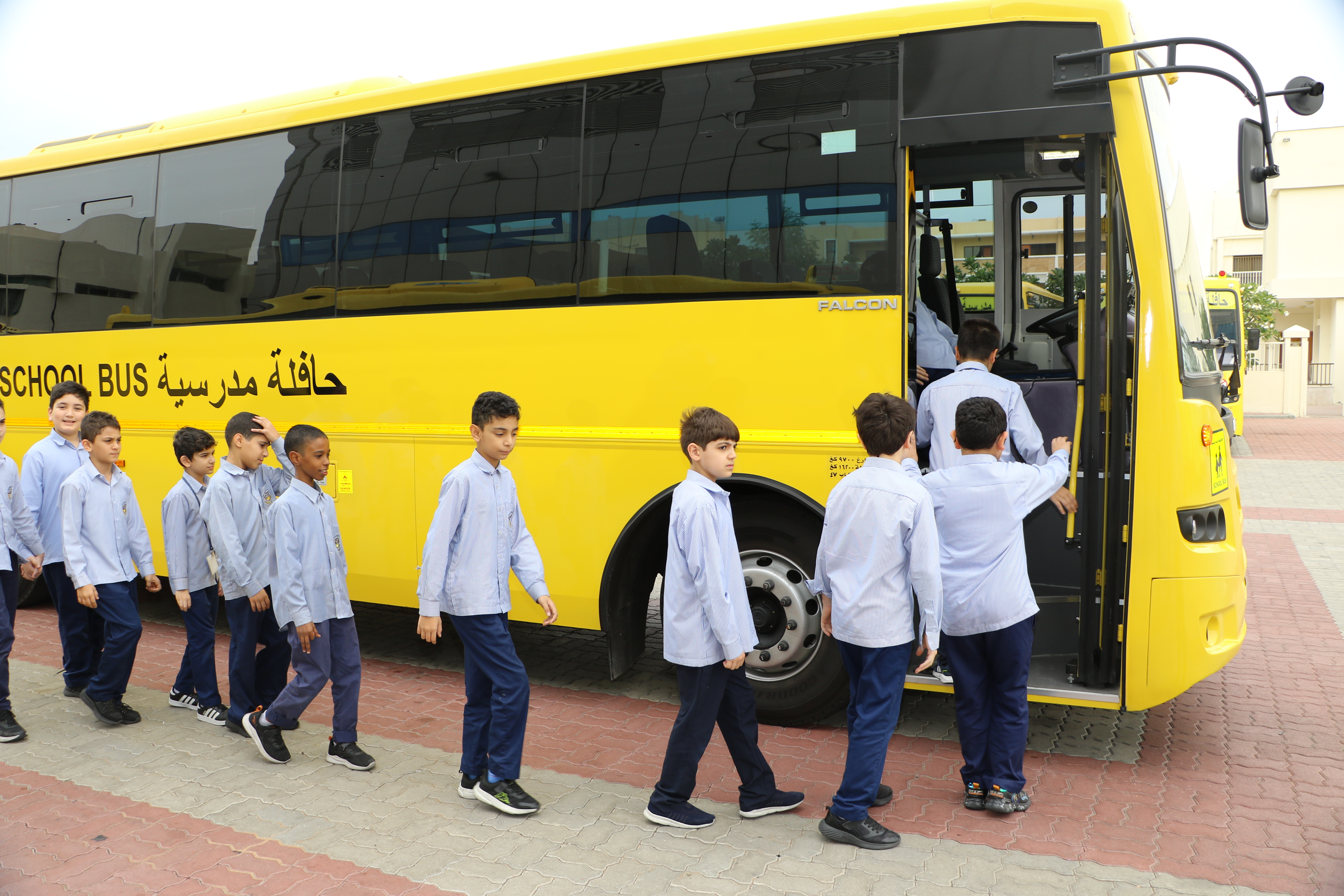 تدريب على إخلاء الحافلة المدرسية في حالة الطوارئ