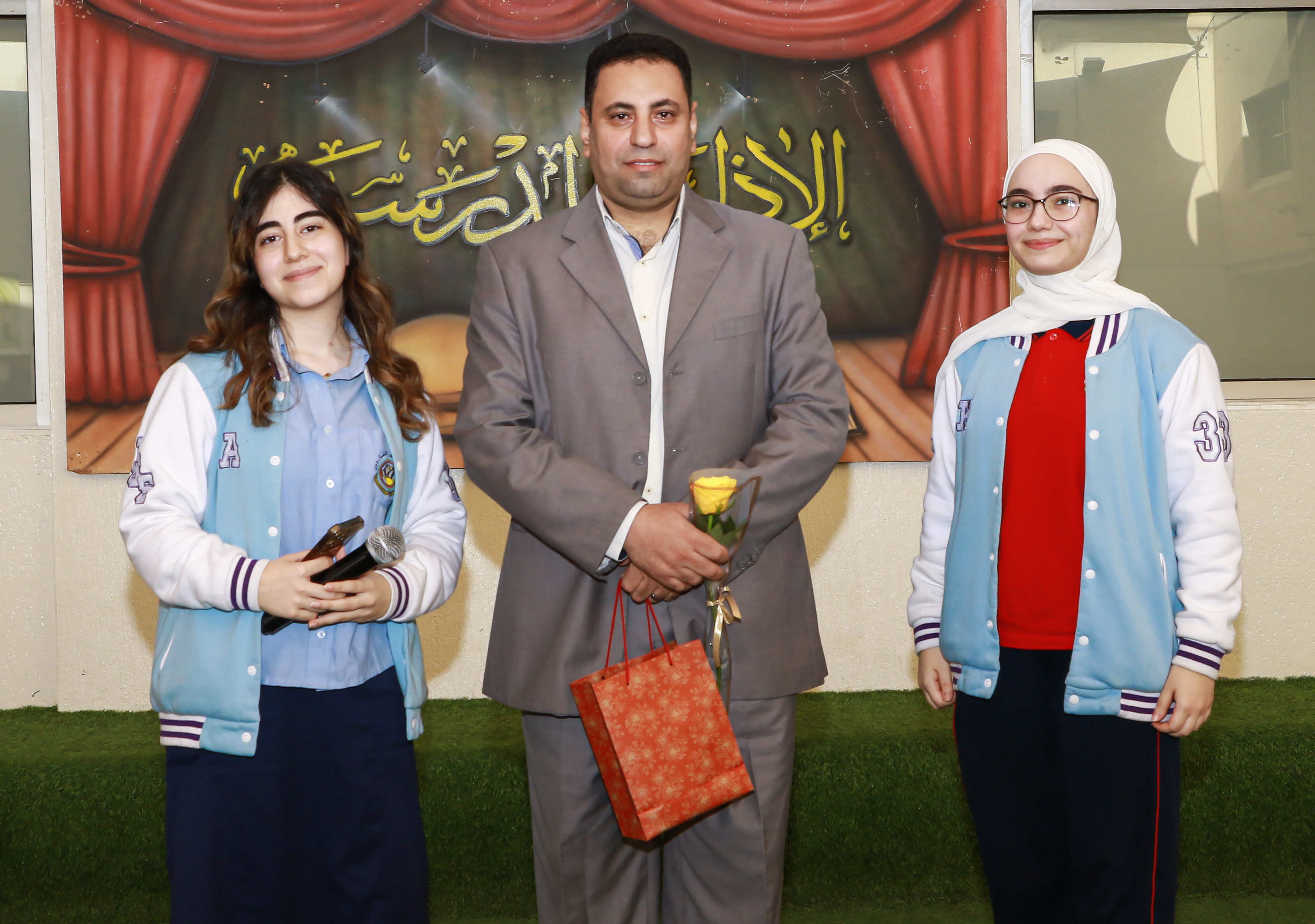 تكريم معلمين ومعلمات الصف الثاني عشر
