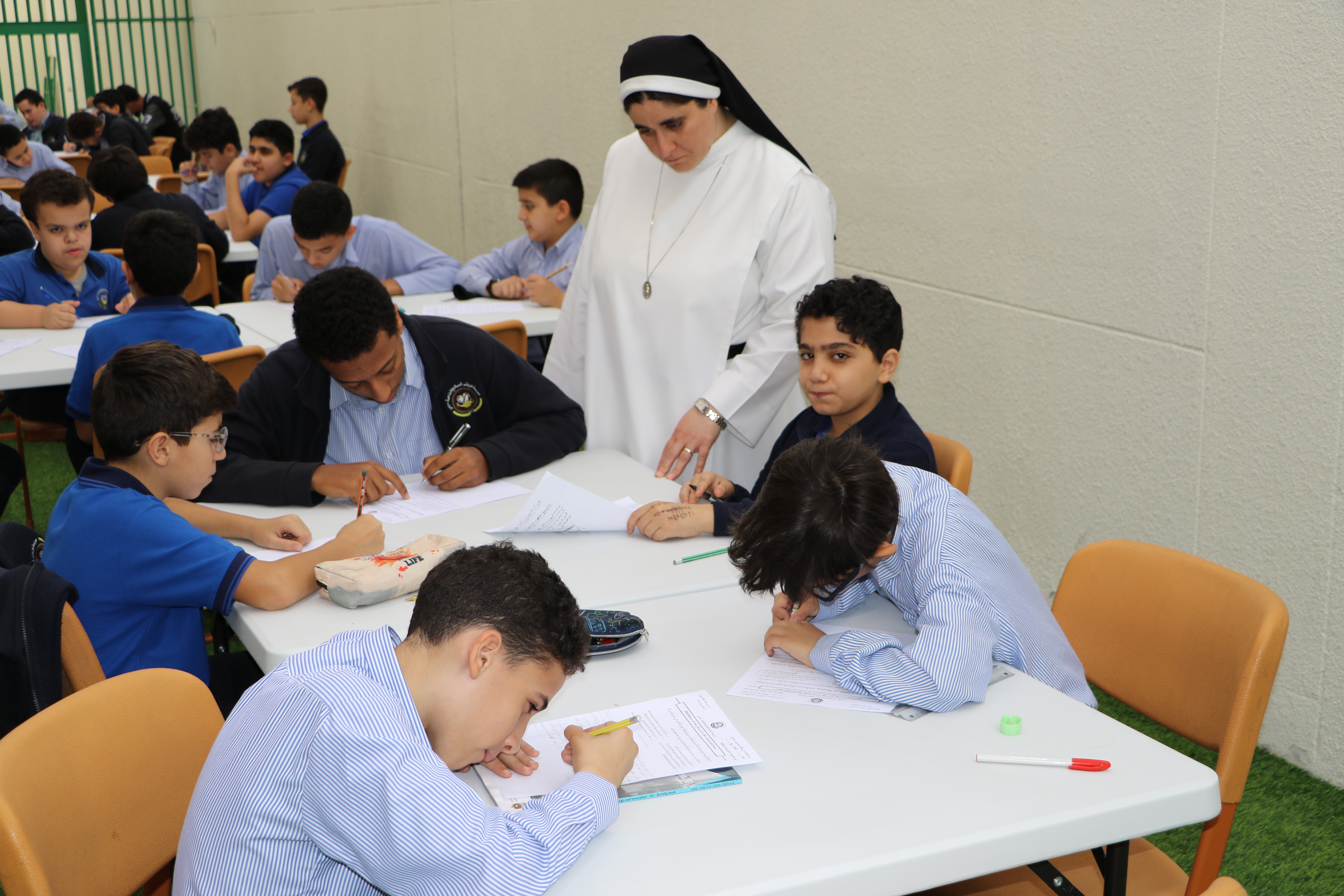 نوافذ على اللغة العربية