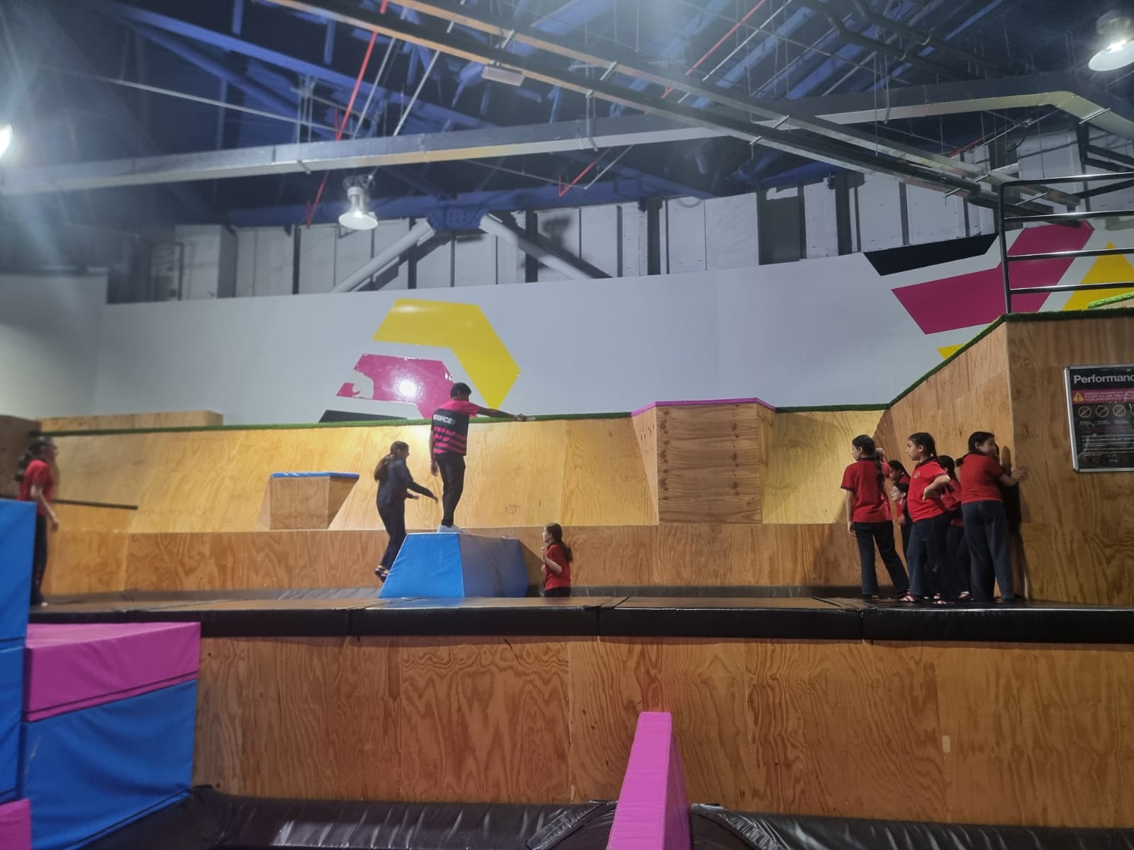 رحلة الصف السادس بنات إلى مركز الألعاب ( BOUNCE )