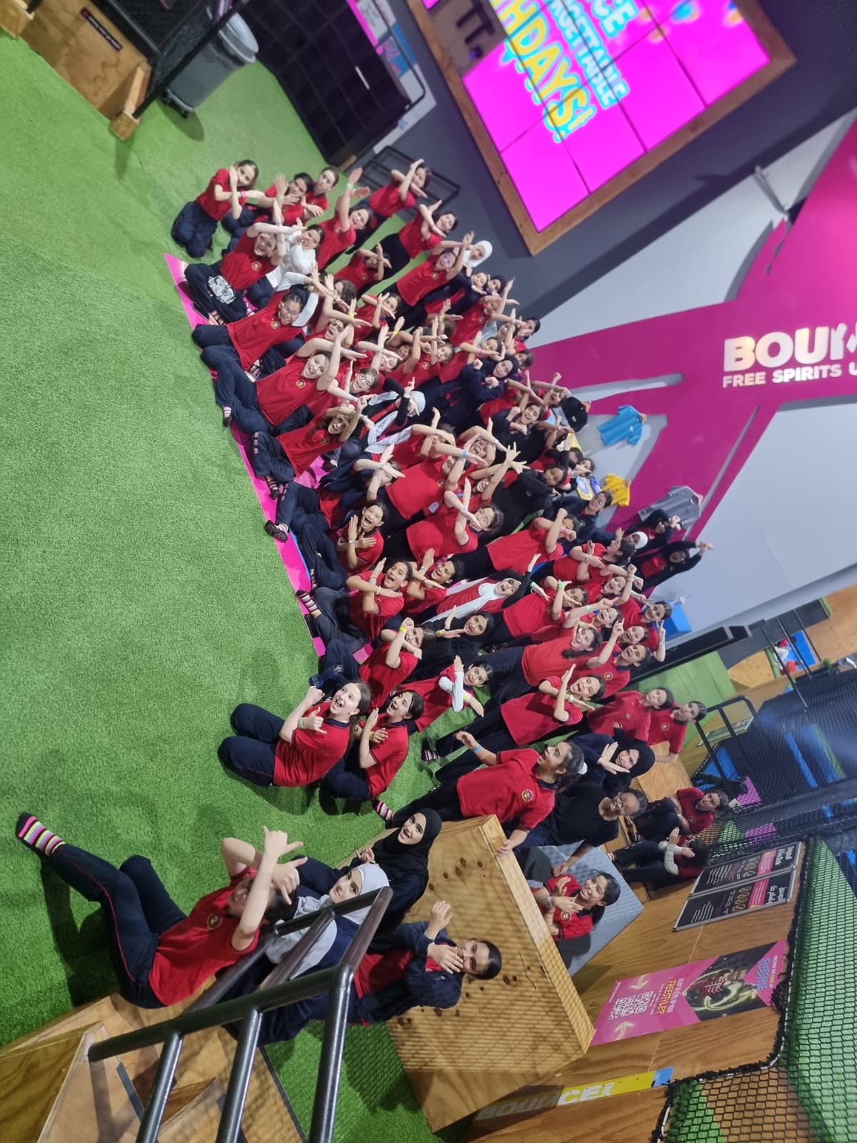 رحلة الصف السادس بنات إلى مركز الألعاب ( BOUNCE )