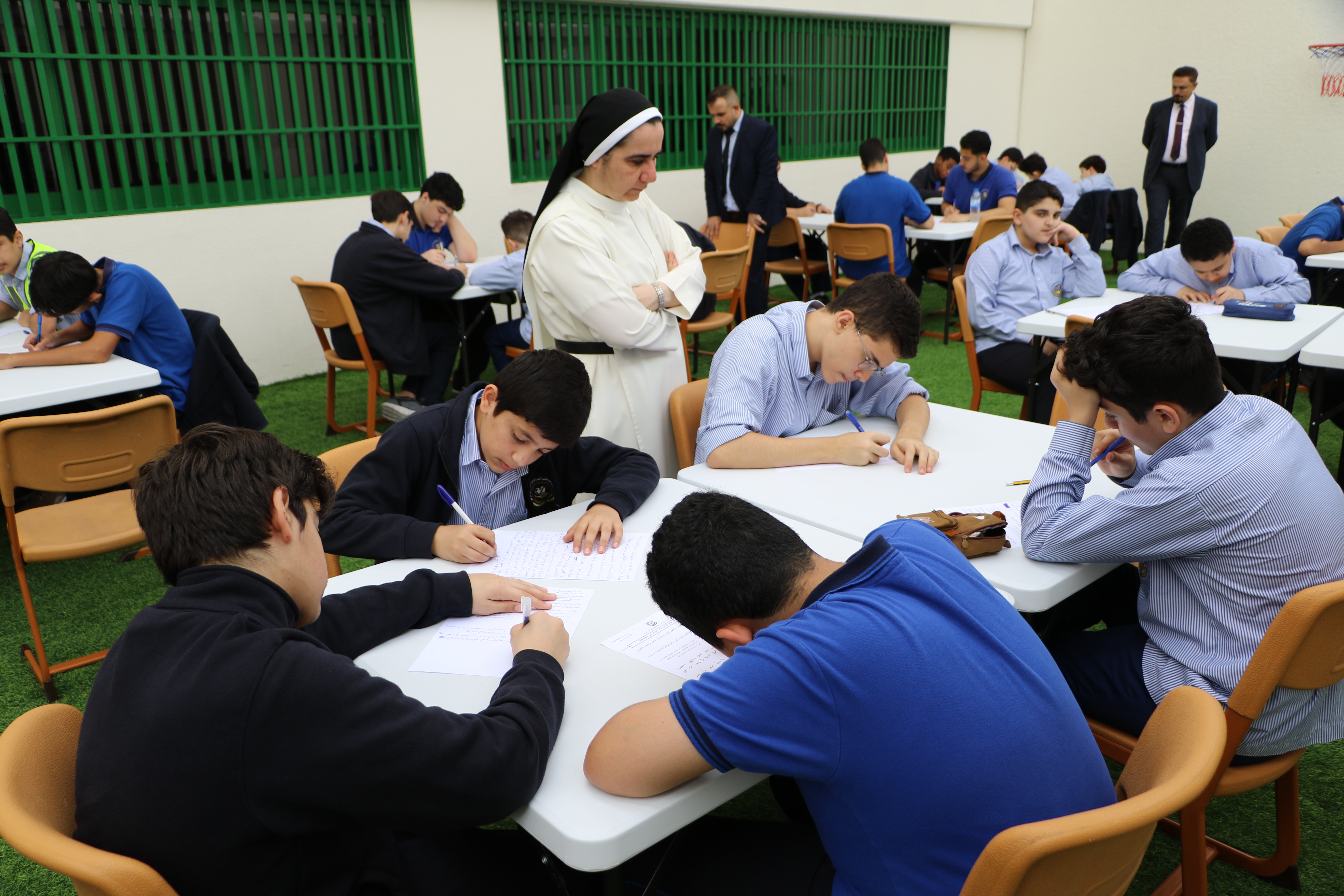 نوافذ على اللغة العربية