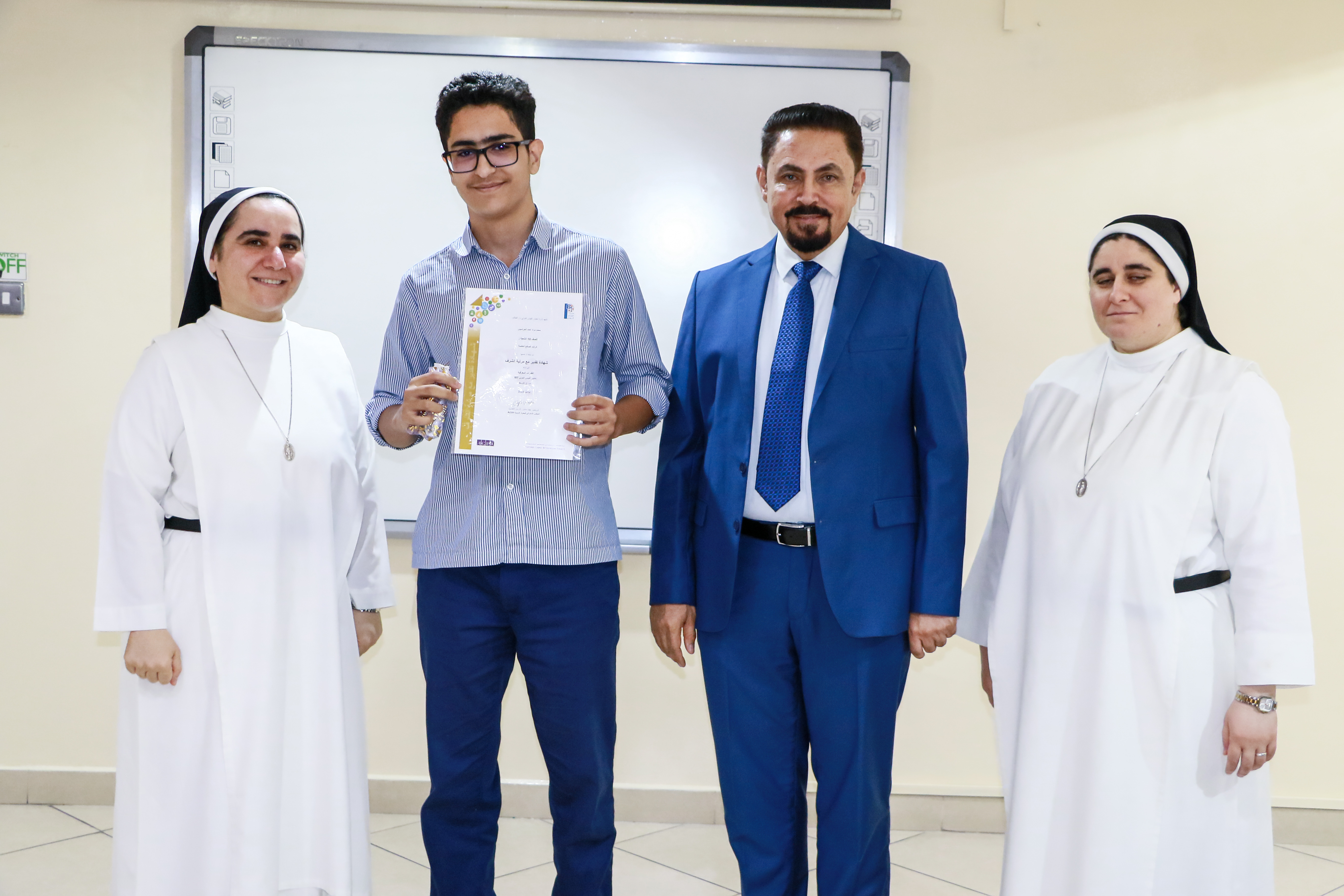 تكريم الطلبة الحاصلين على شهادة مرتبة الشرف في أختبار ال IBT