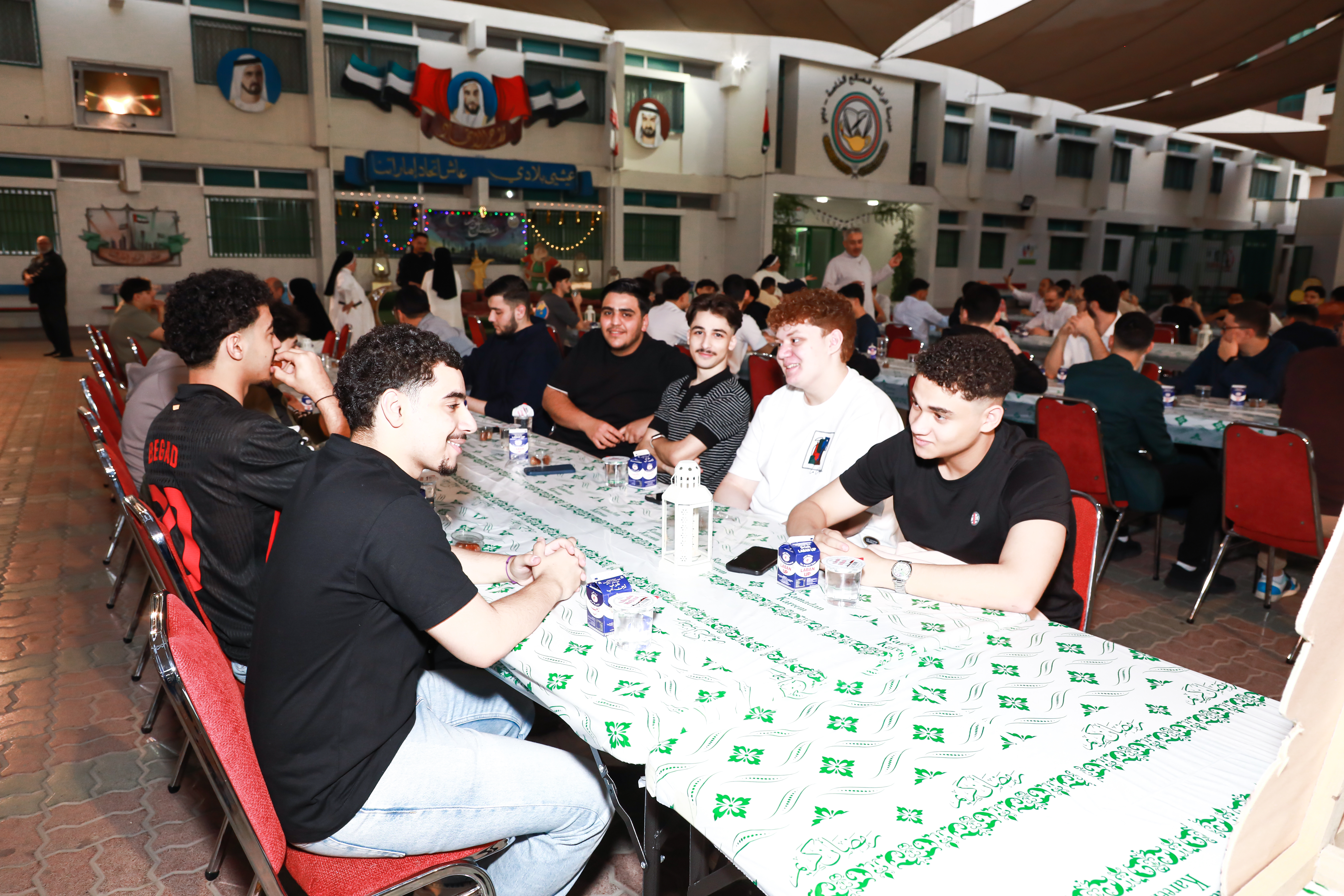 افطار رمضان لطلاب الصف الثاني عشر- بنين  مع المعلمين