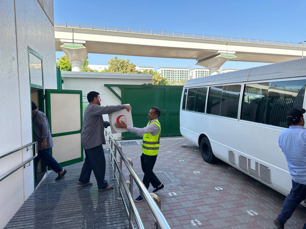 الإمارات معك يالبنان