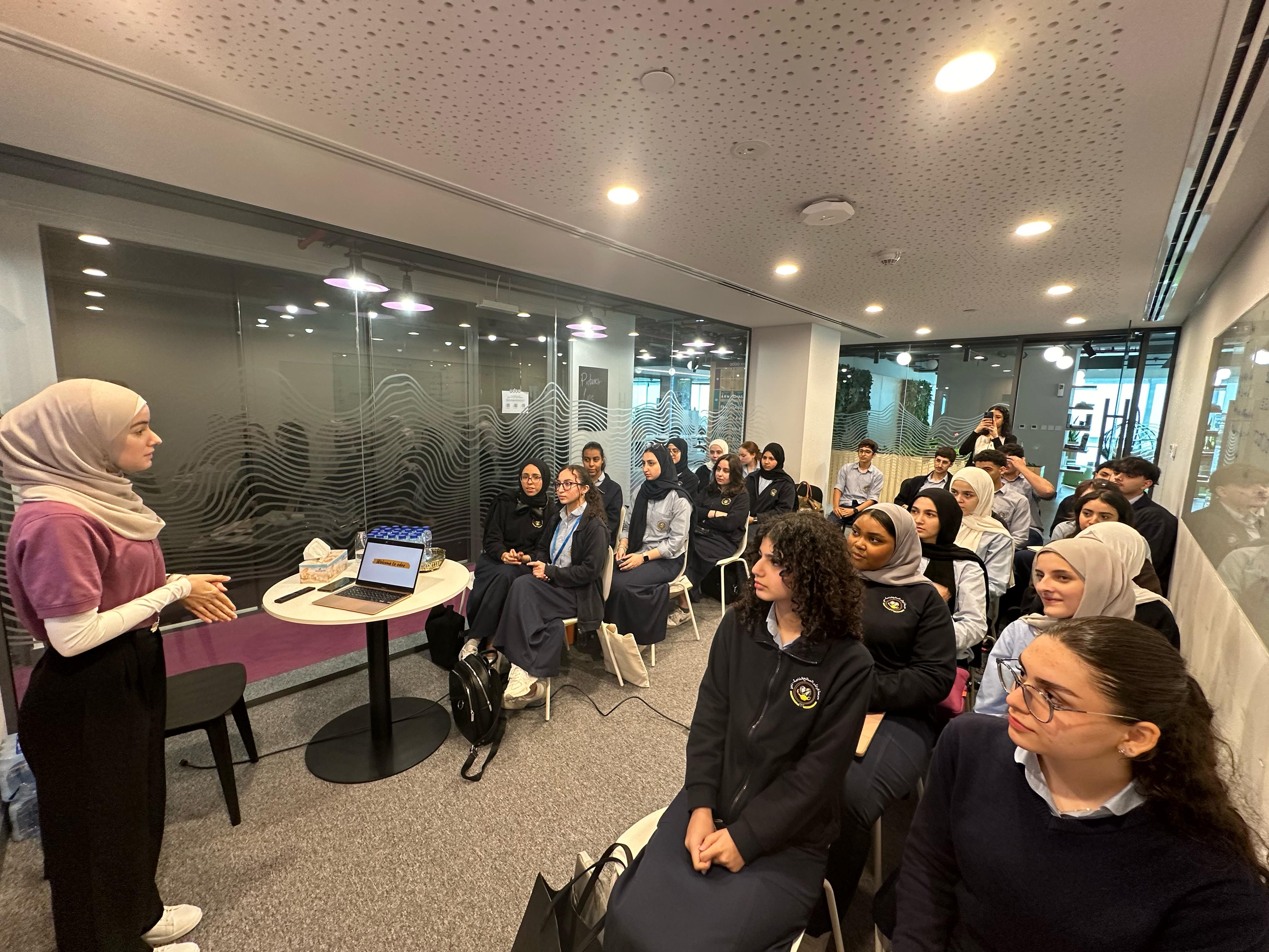 زيارة الطلاب المشاركين  في مسابقة Company Program