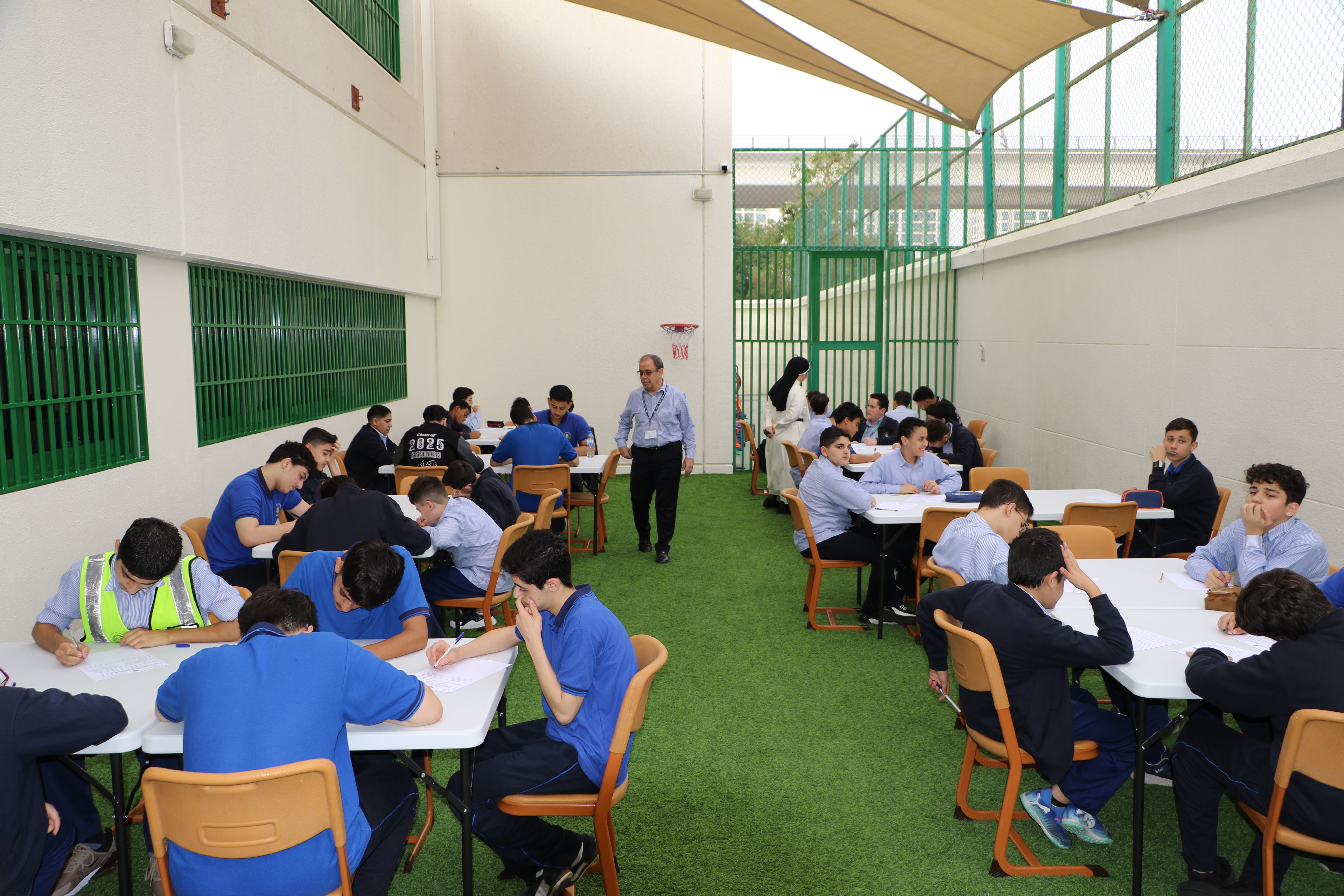 نوافذ على اللغة العربية