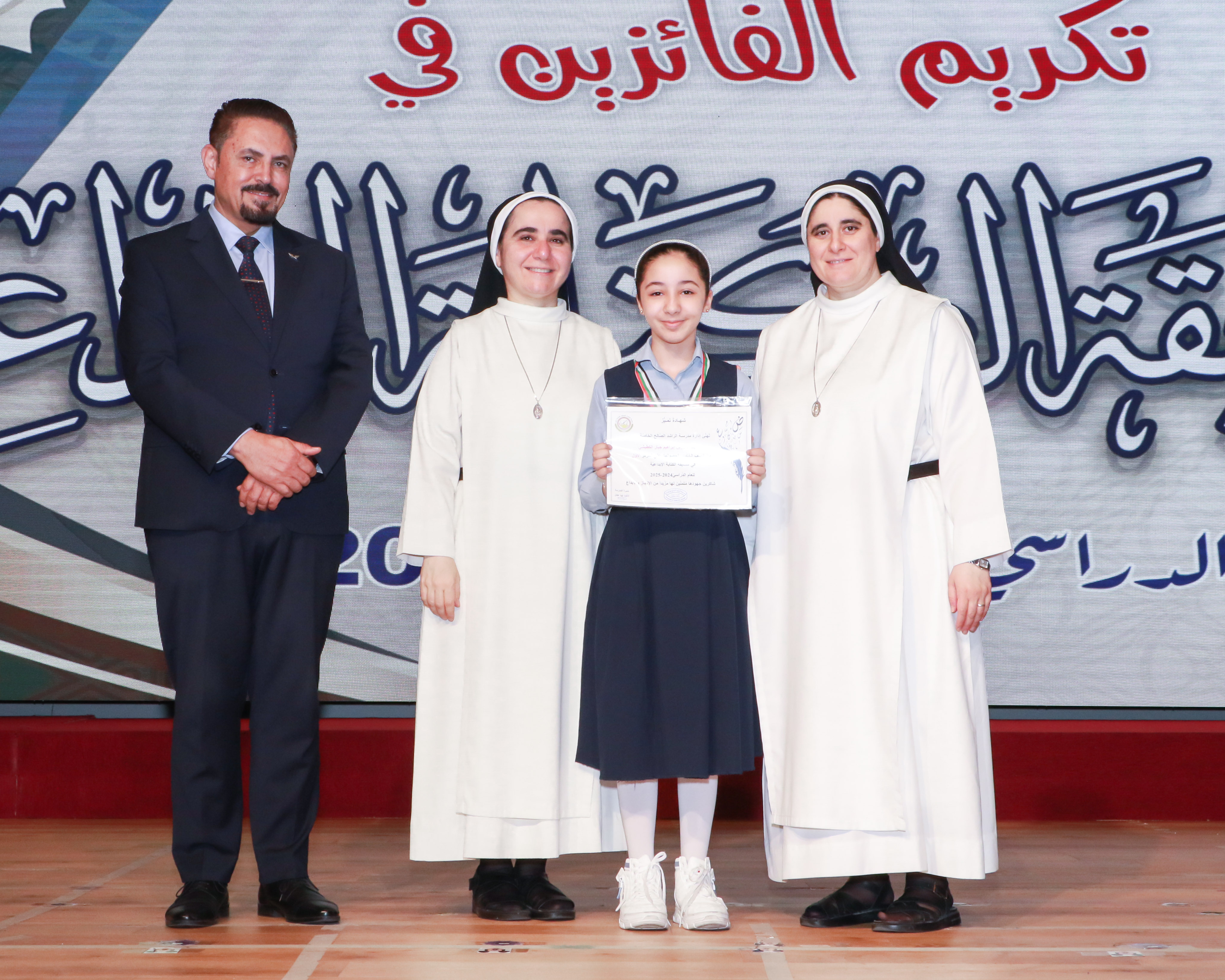 الطلاب الفائزين في مسابقة الكتابة الإبداعية