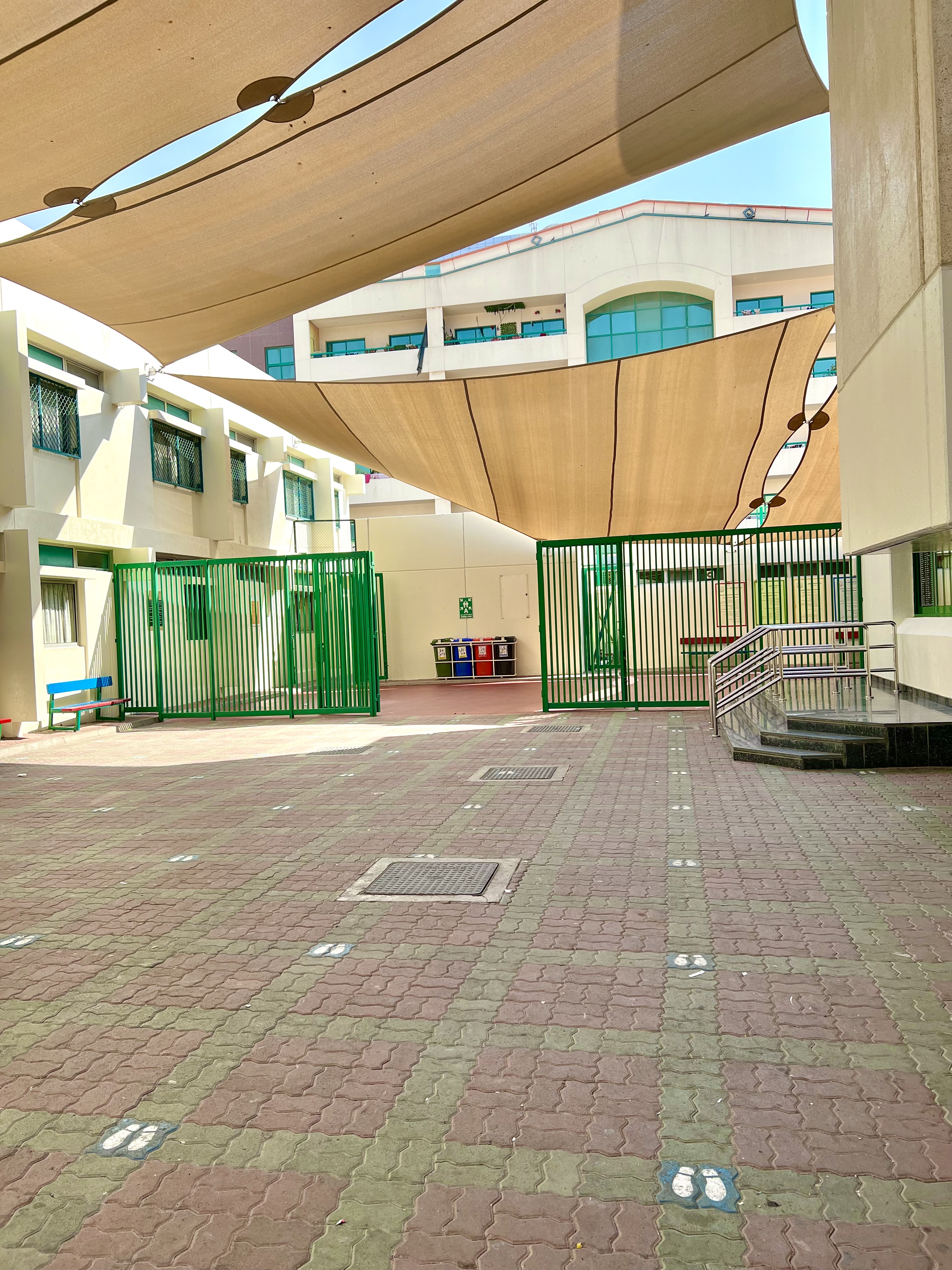 المدرسة بالصور 
