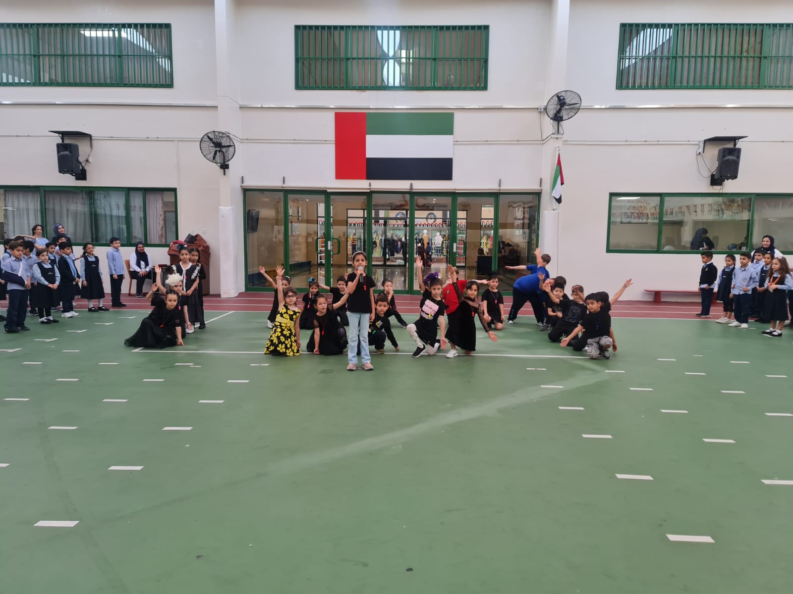 اذاعة صباحية  لطلاب الصف الأول  بعنوان ( مدرستي )