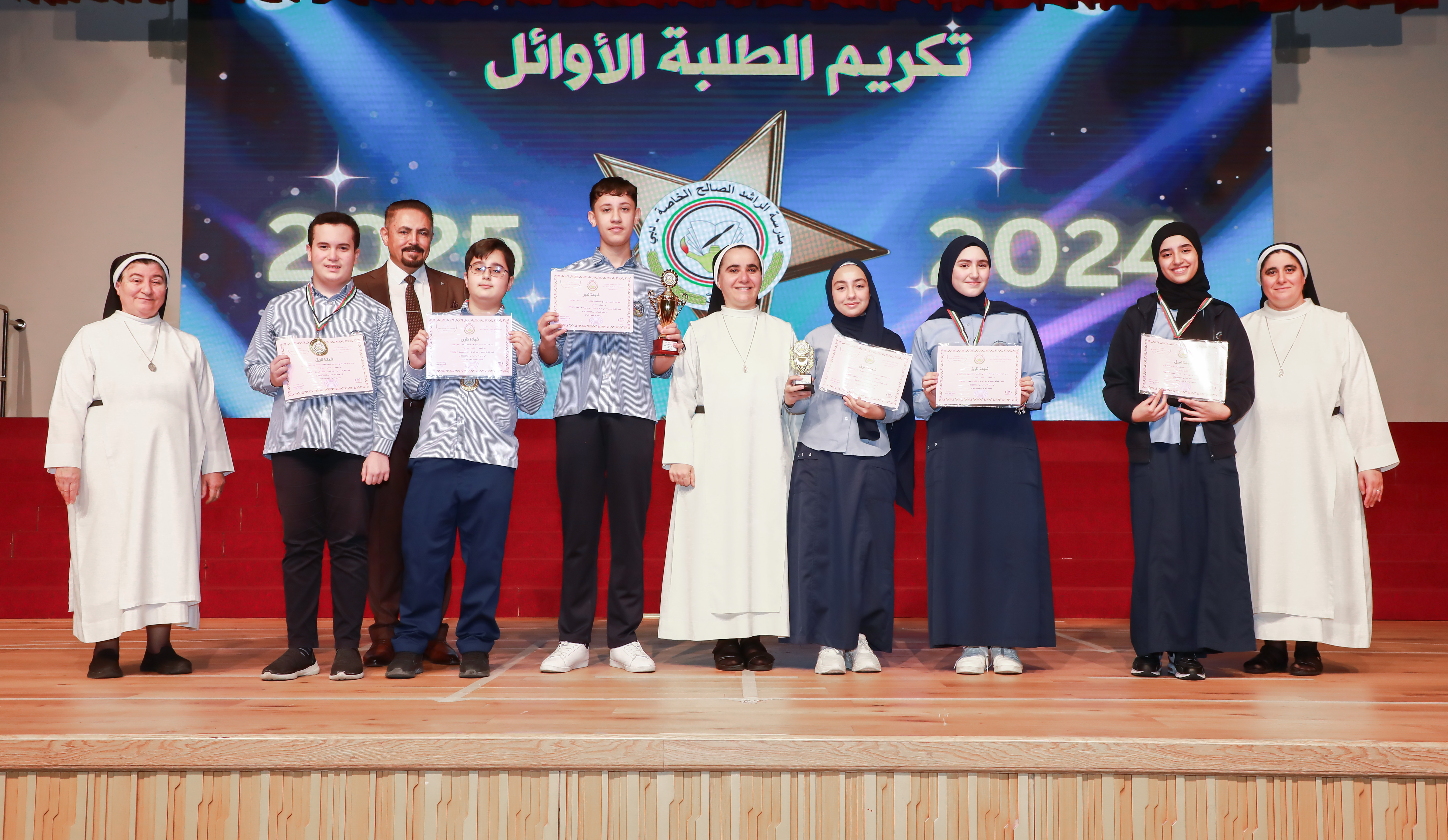 تكريم الطلبة الاوائل
