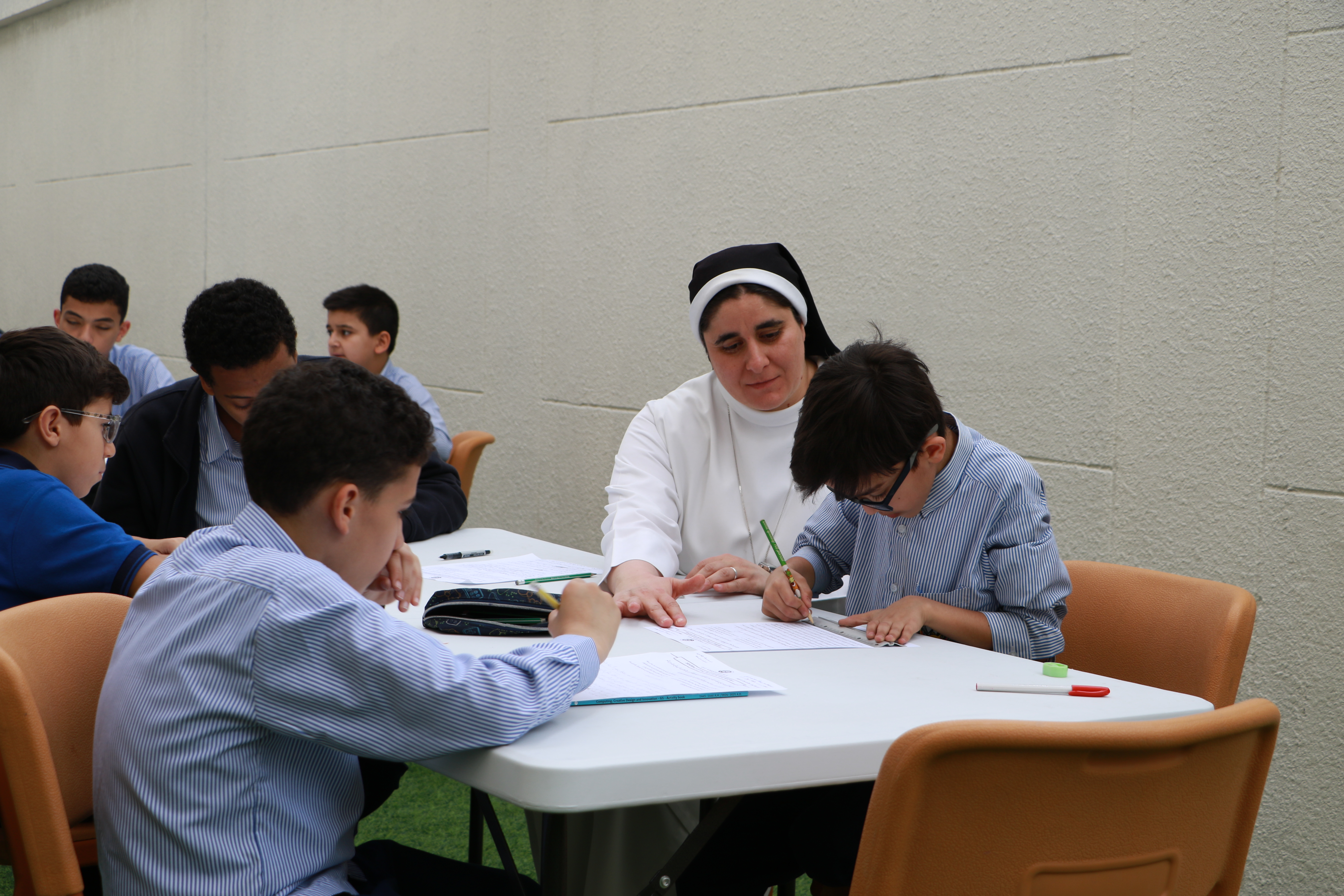 نوافذ على اللغة العربية